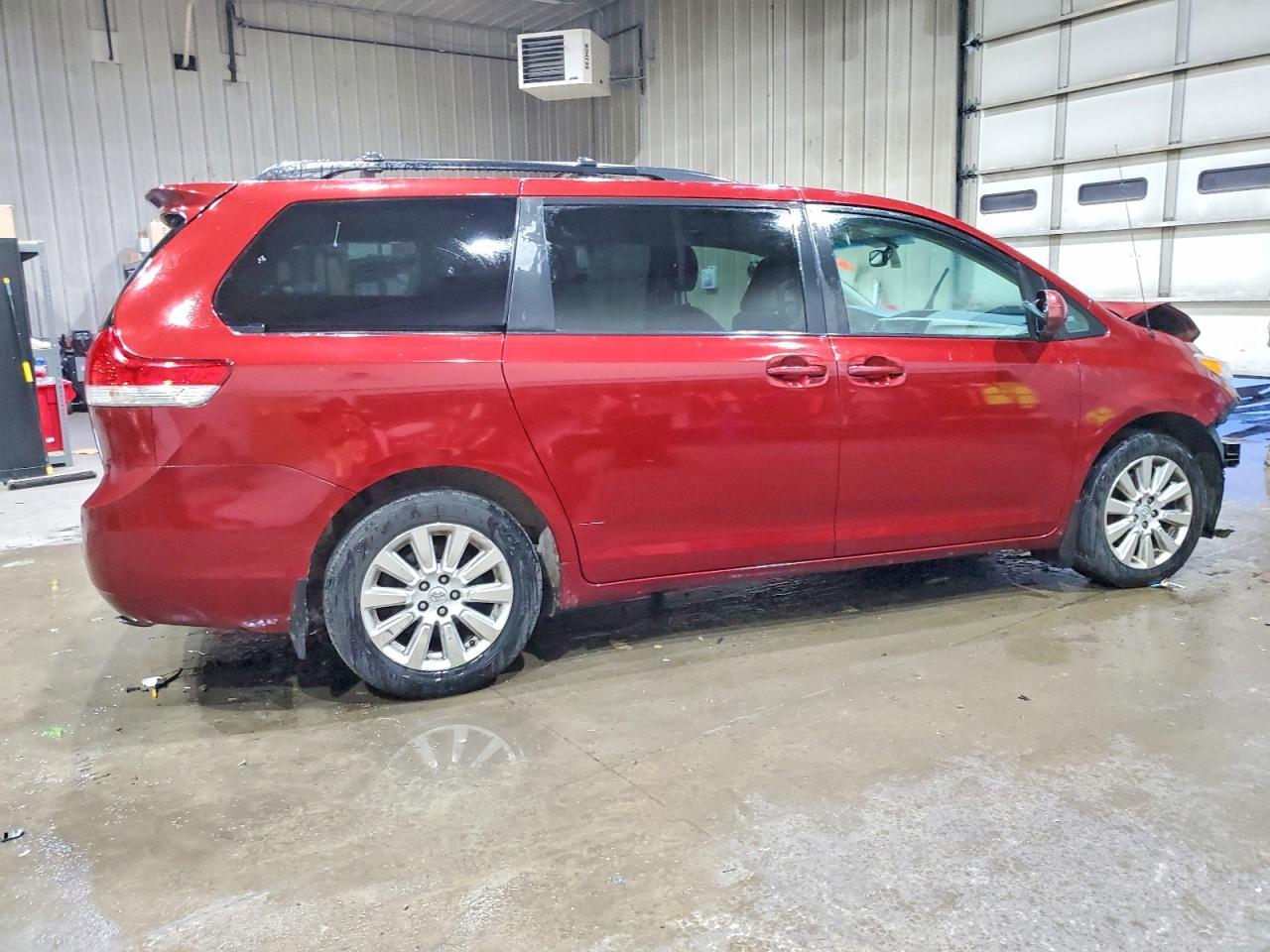 2014 Toyota Sienna Le 7-Passenger - Image 3