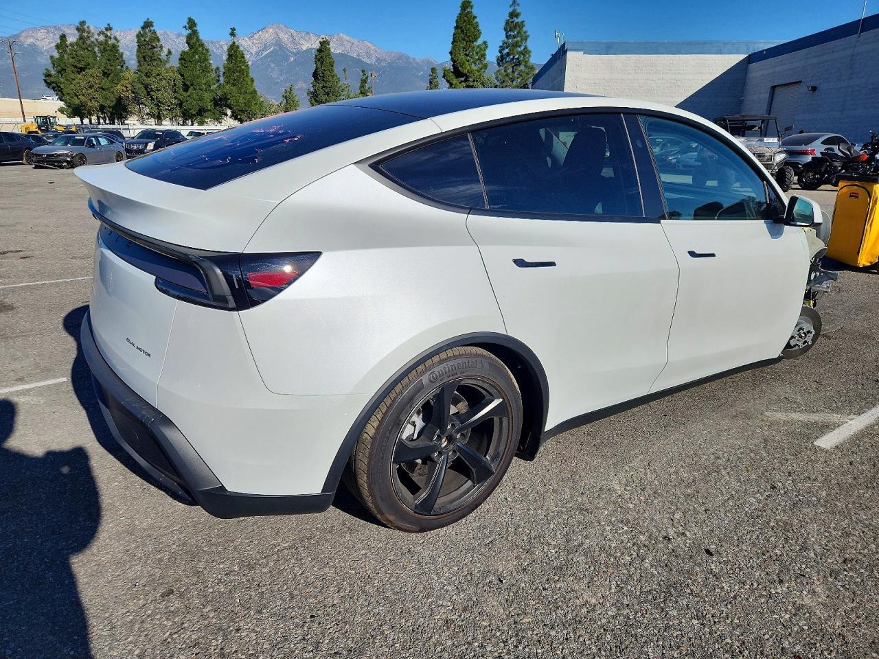 2026 Tesla Model Y - Фото 3
