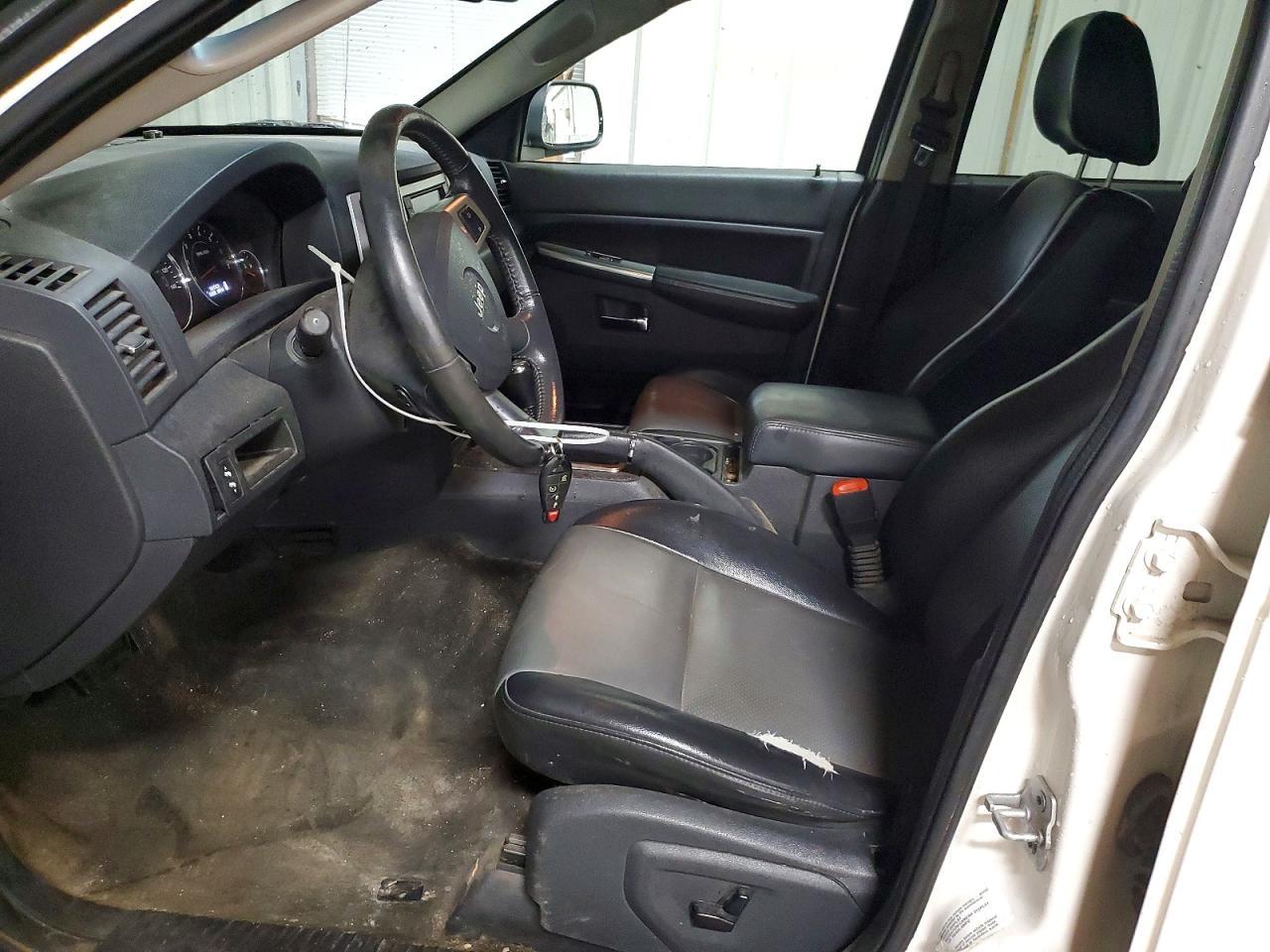 2010 Jeep Grand Cherokee Laredo - Image 7