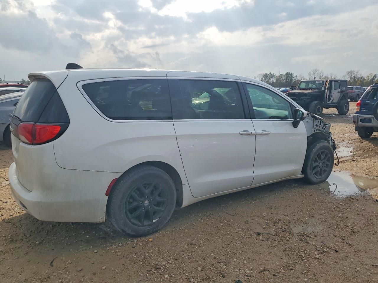2022 Chrysler Voyager Lx - Фото 3