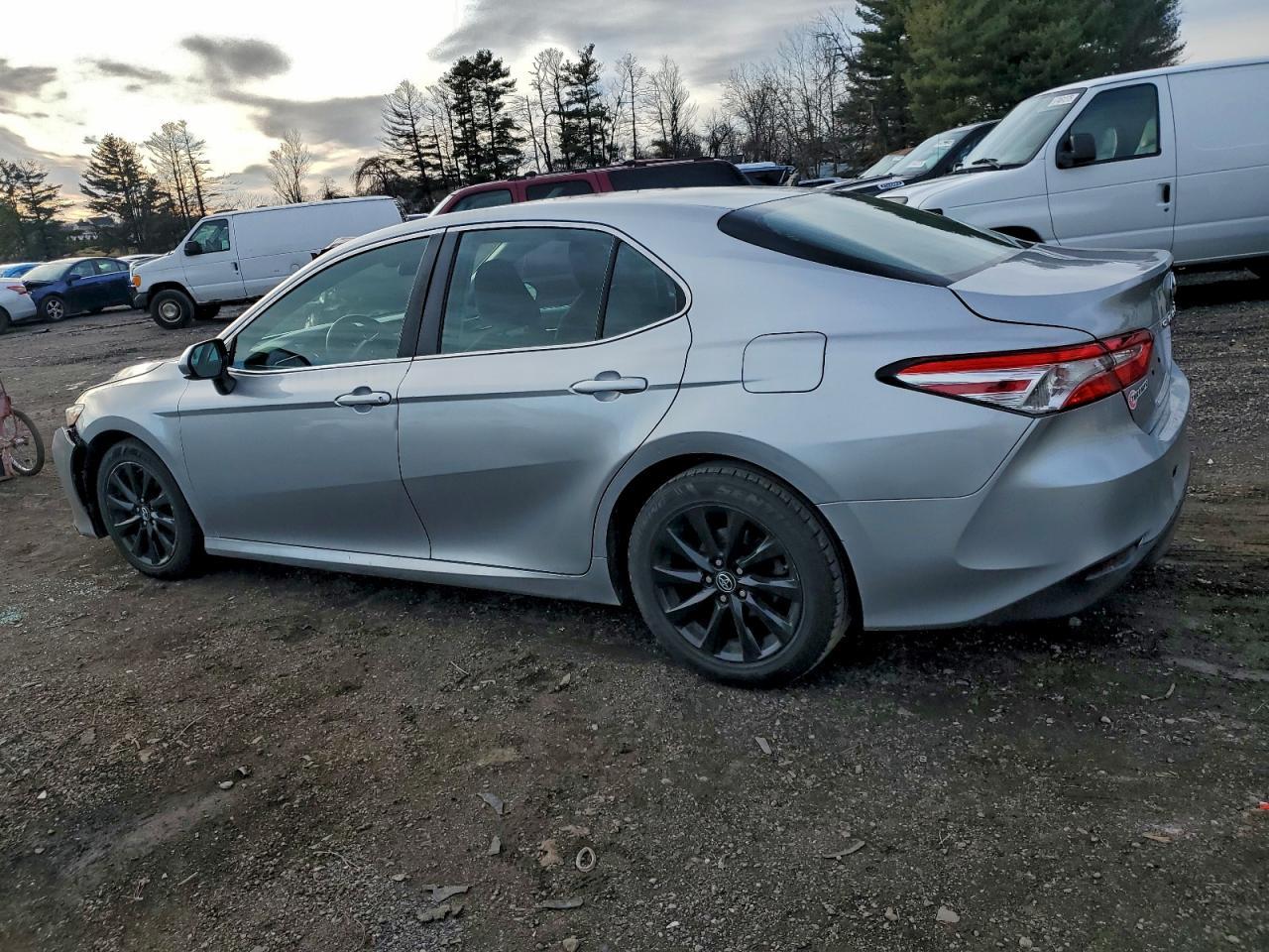 2018 Toyota Camry L - Фото 2