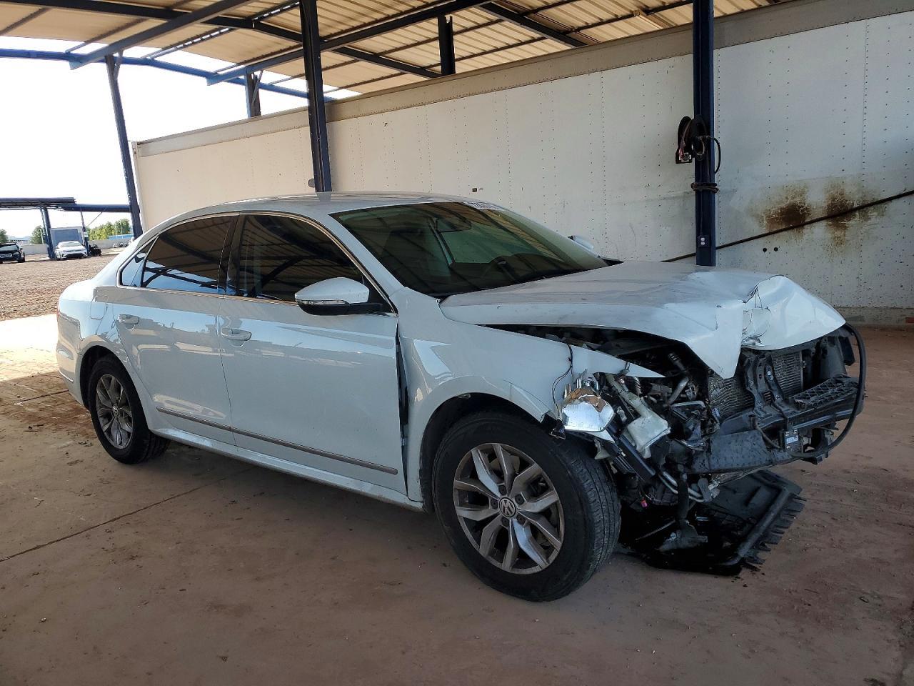 2017 Volkswagen Passat S - Фото 4