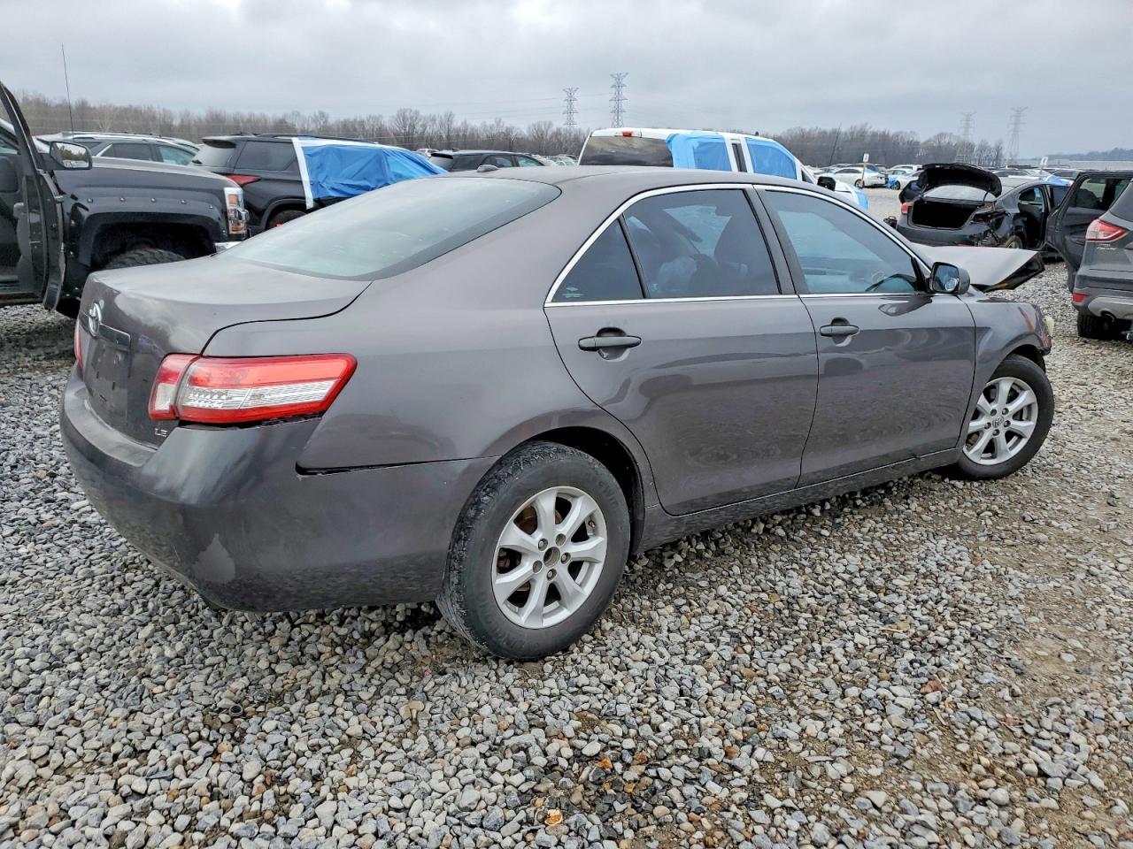 2011 Toyota Camry Le - Фото 3
