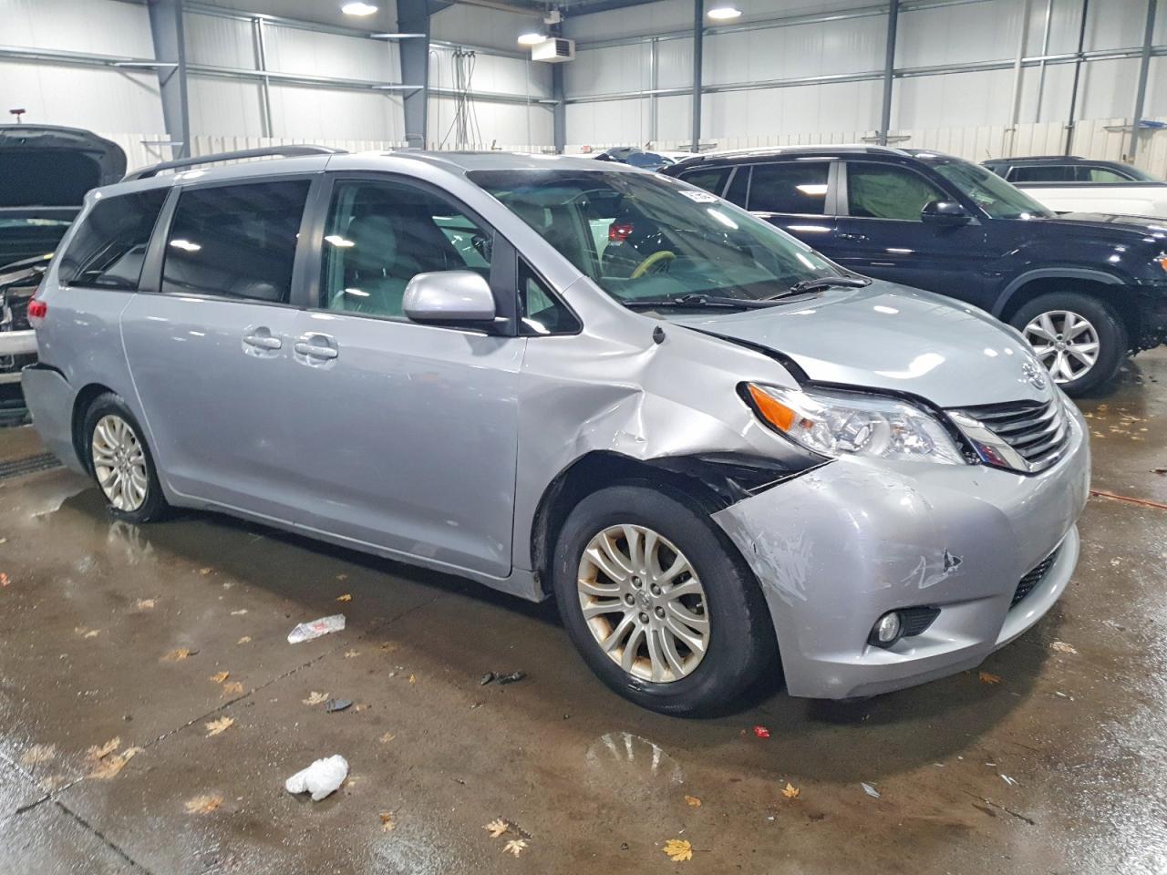 2012 Toyota Sienna Xle 8-Passenger - Фото 4