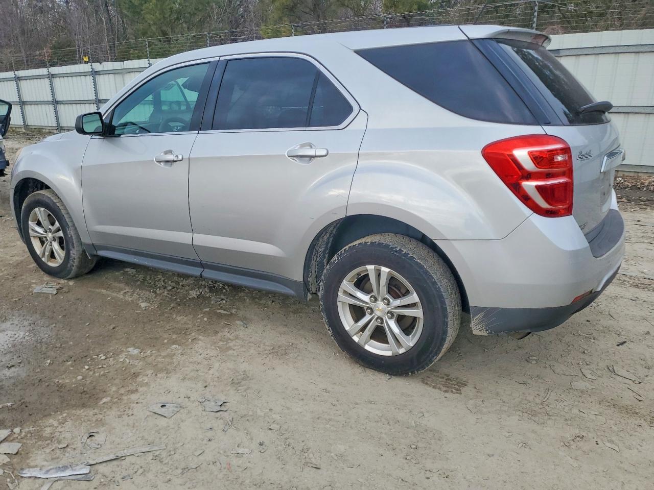 2016 Chevrolet Equinox Ls - Image 2