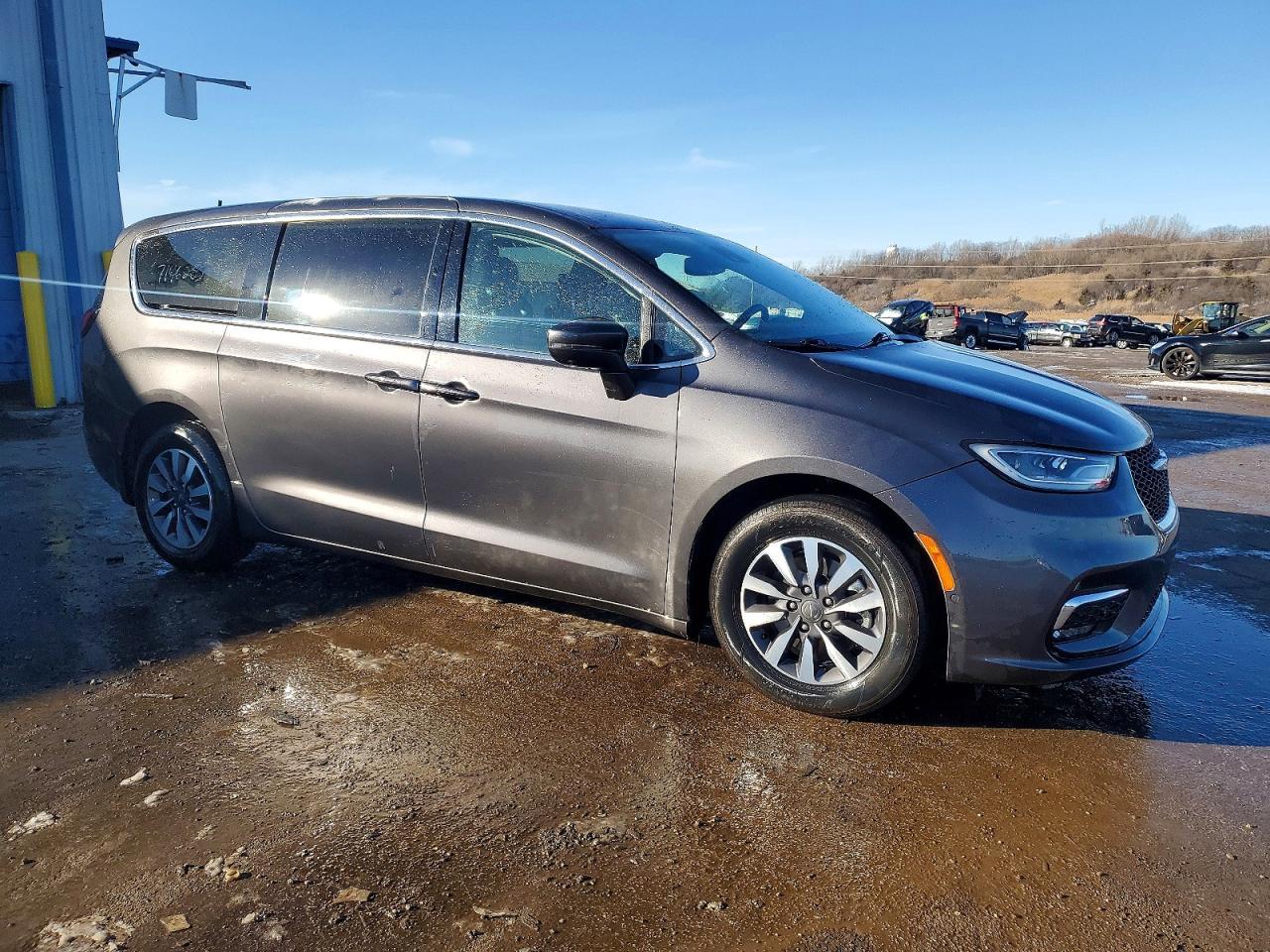 2022 Chrysler Pacifica Hybrid Touring L - Image 4