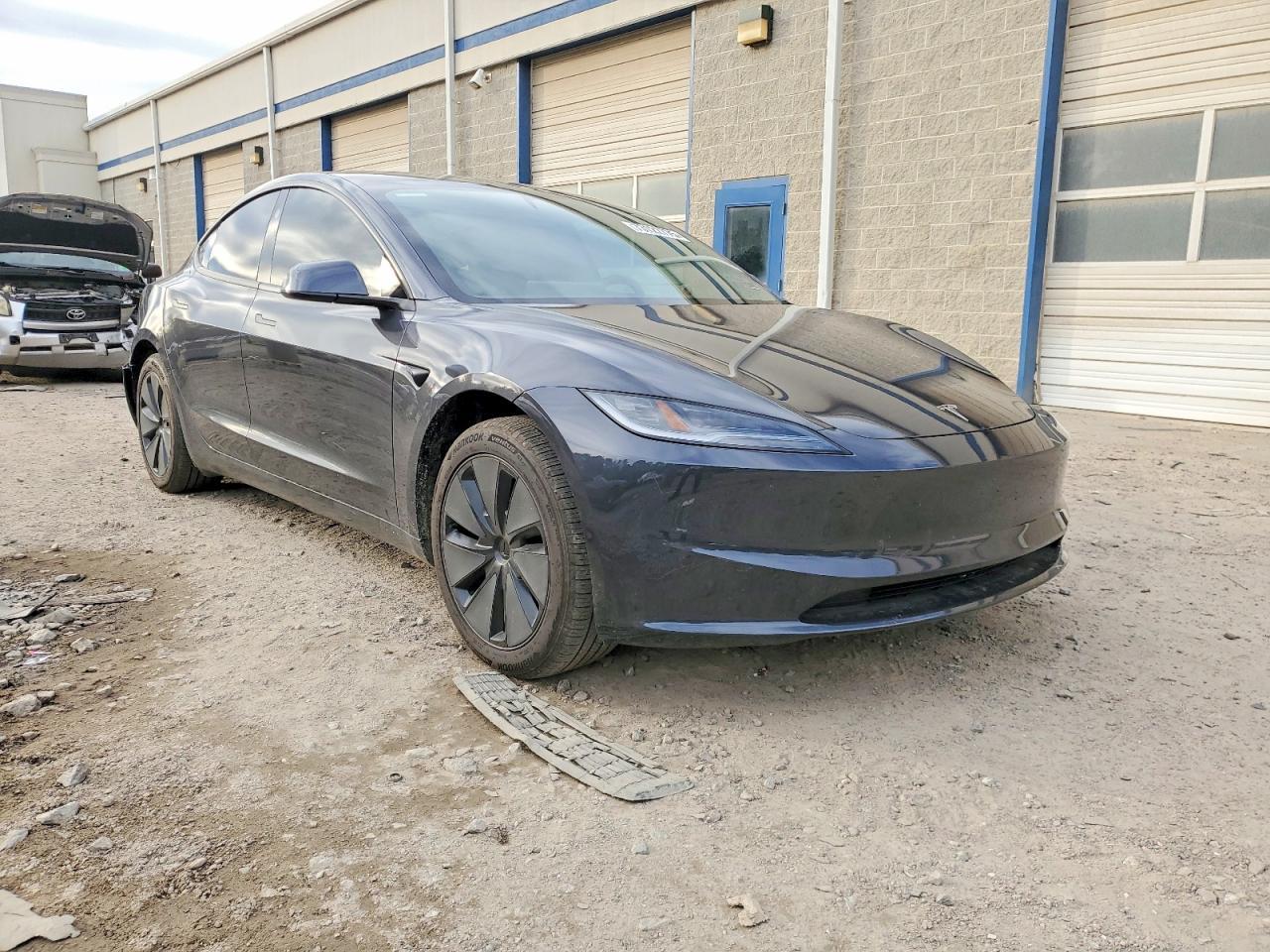 2025 Tesla Model 3 - Фото 4
