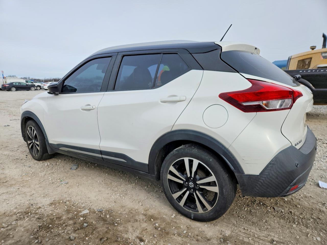 2020 Nissan Kicks Sr - Image 2
