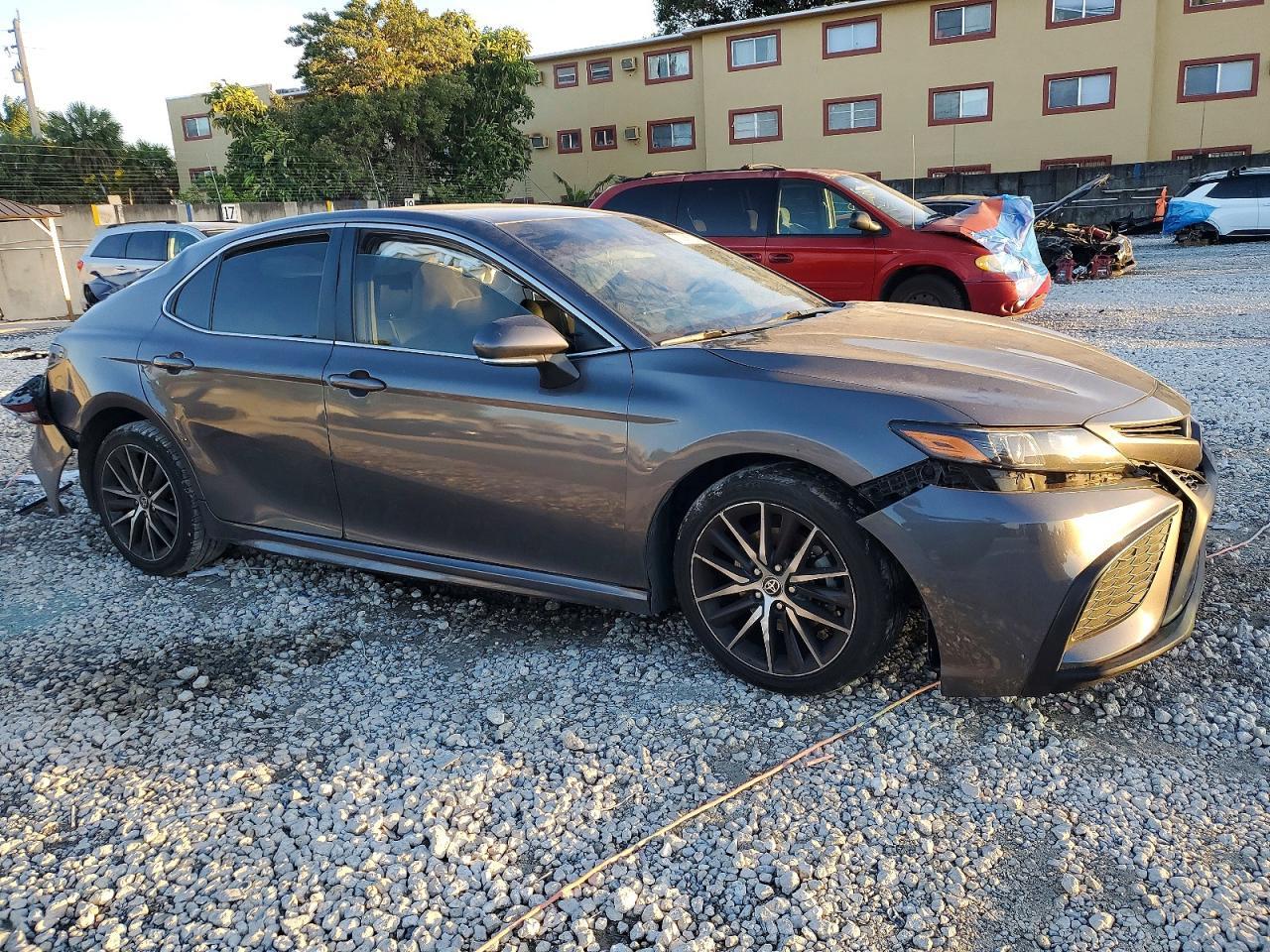 2022 Toyota Camry Se - Image 4
