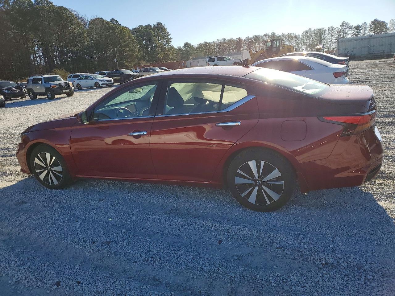 2021 Niss Altima - Image 2