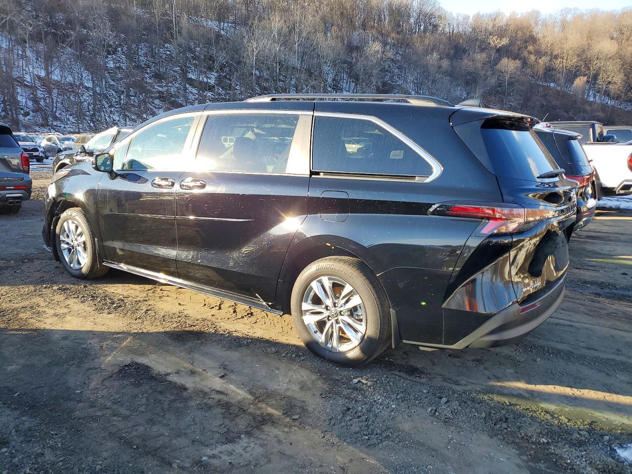 2025 Toyota Sienna Xle - Фото 2