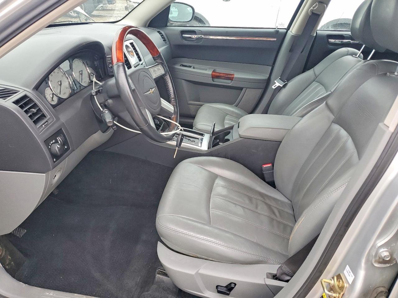 2005 Chrysler 300C - Image 7