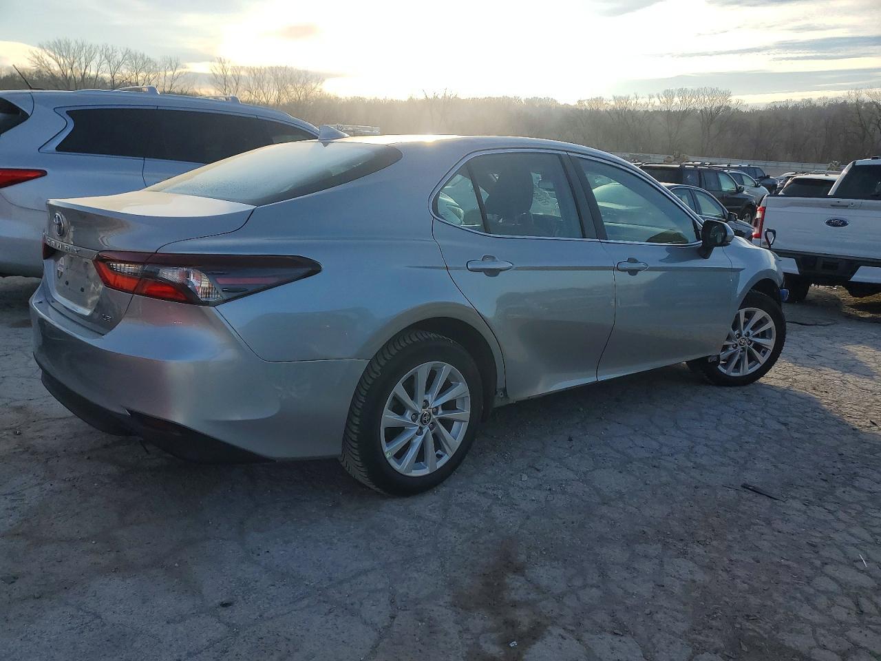 2023 Toyota Camry Le - Фото 3