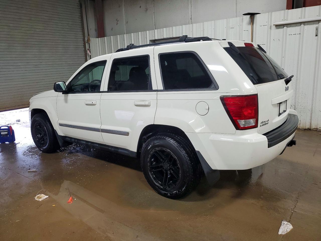 2010 Jeep Grand Cherokee Laredo - Image 2