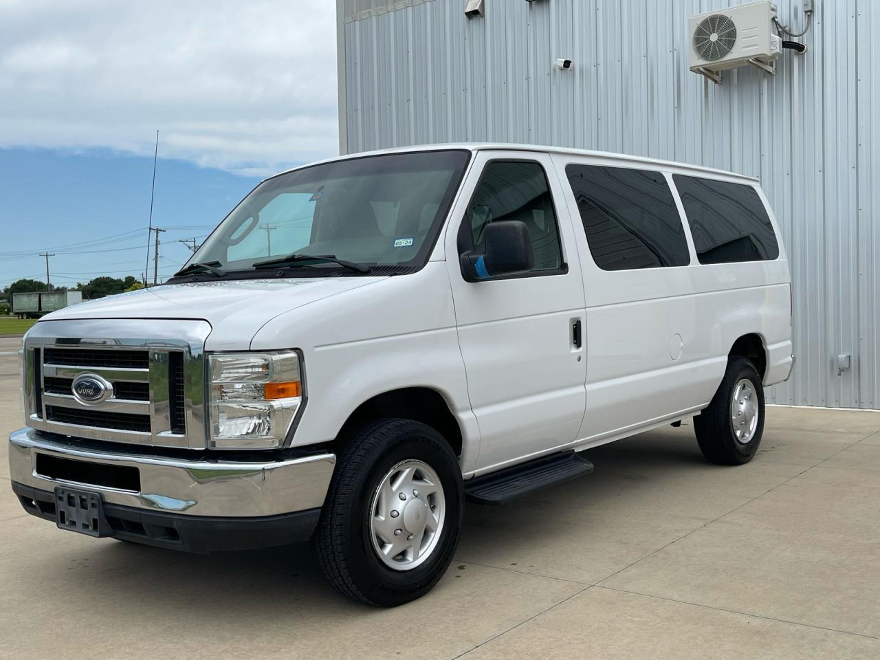 2013 Ford Econoline E350 Super Duty Wagon - Фото 2