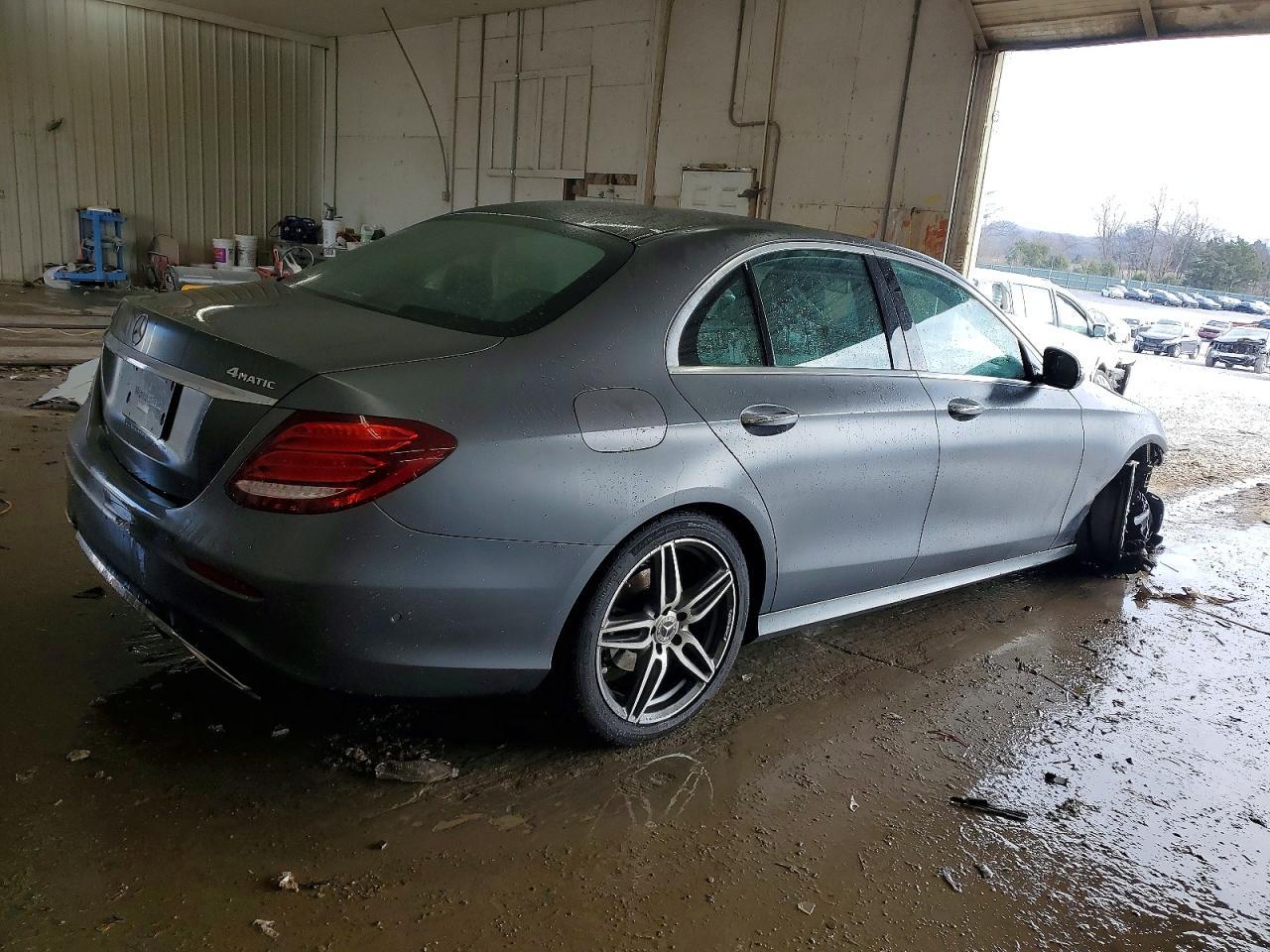 2019 Mercedes-Benz E 300D - Фото 3
