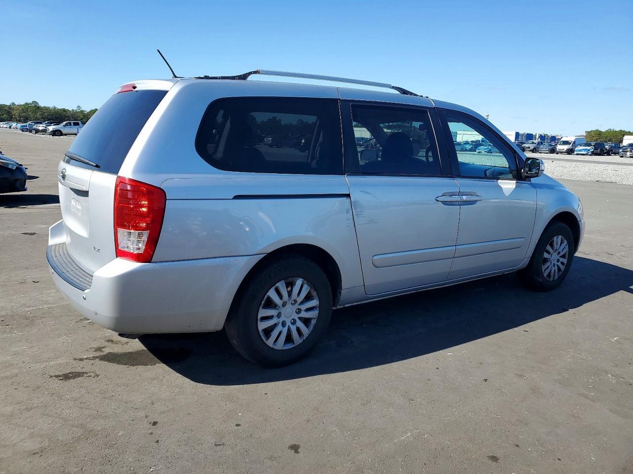 2011 Kia Sedona Lx - Фото 3