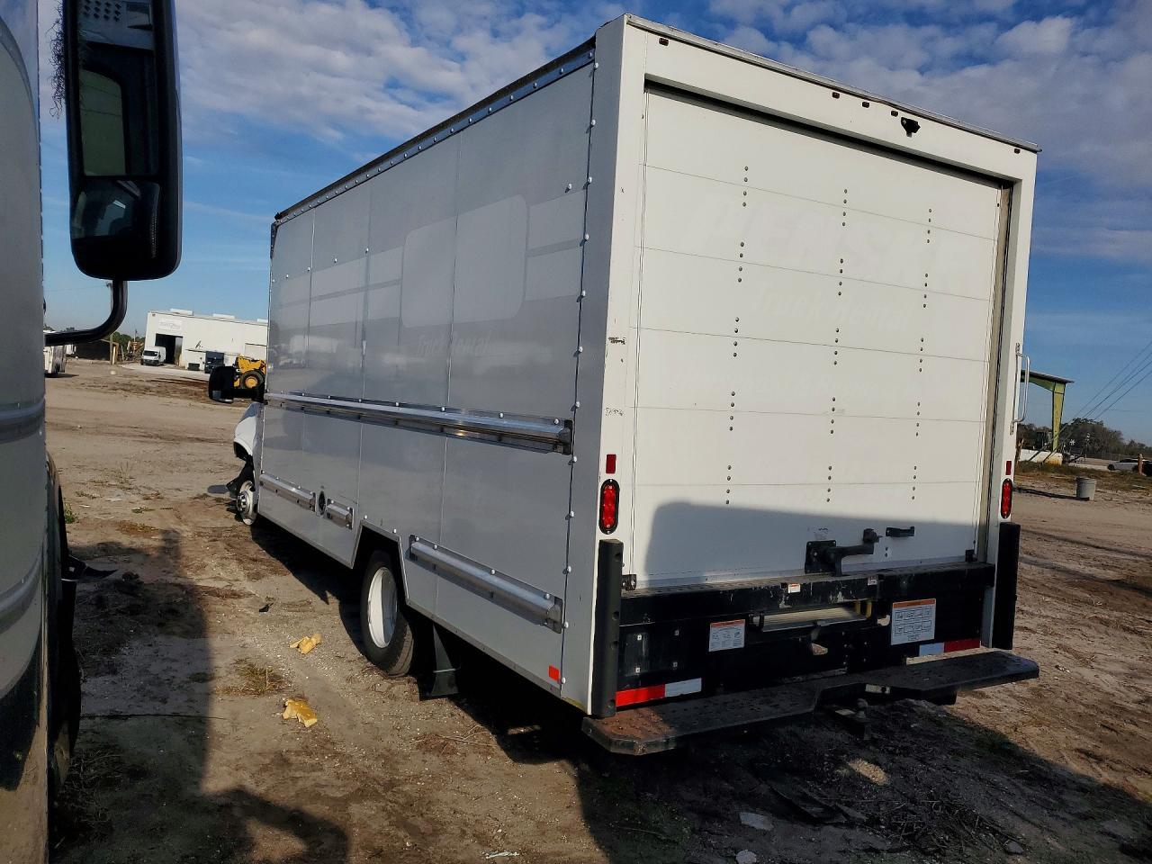 2022 GMC Savana G3500 - Box Truck ** Runs & Drives * Prior Fleet ** - Image 2