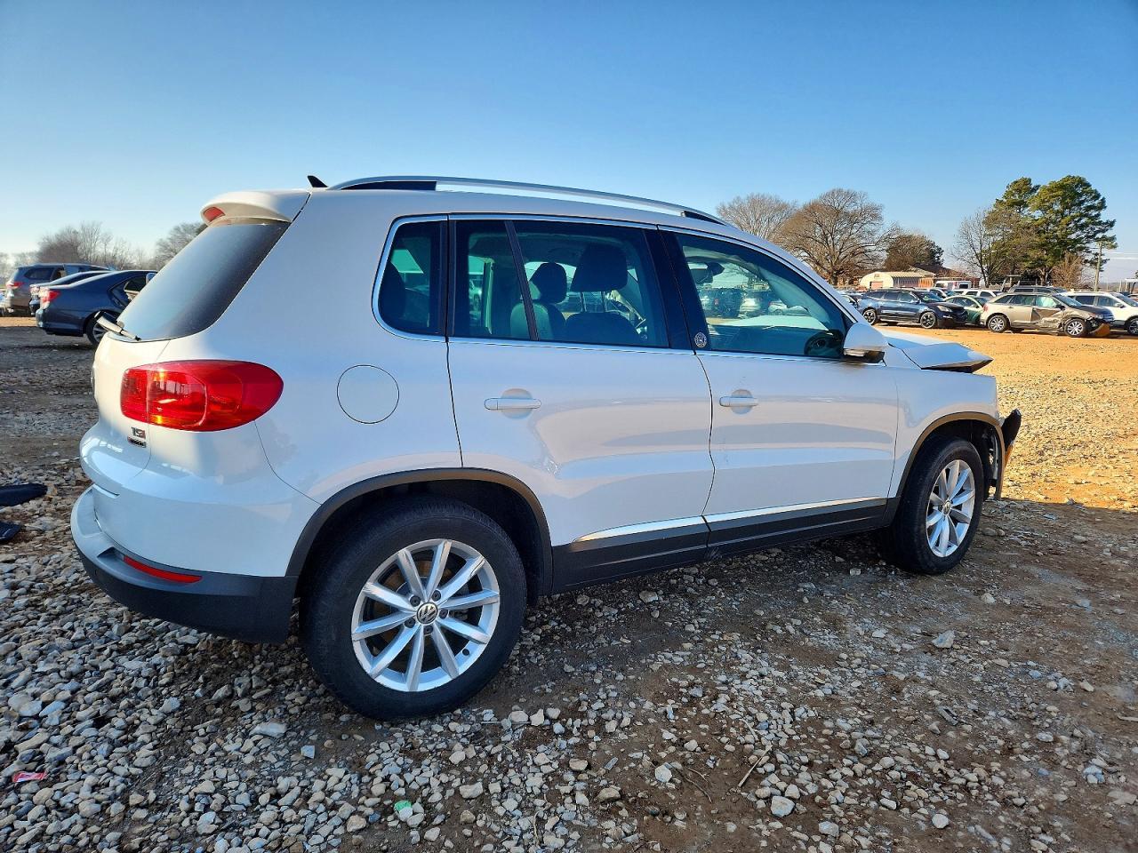 2017 Volkswagen Tiguan - Image 3