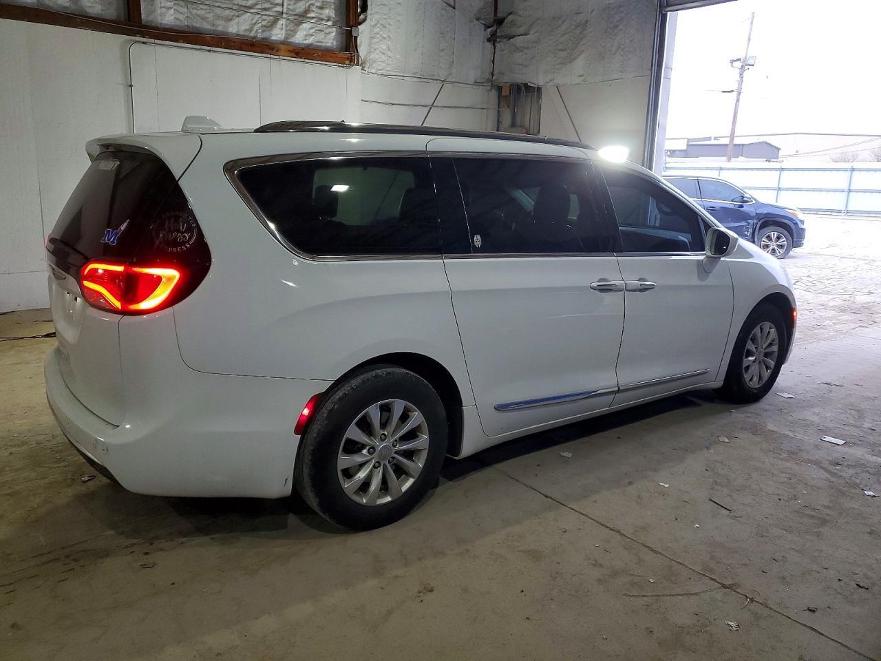 2019 Chrysler Pacifica Touring L - Image 3