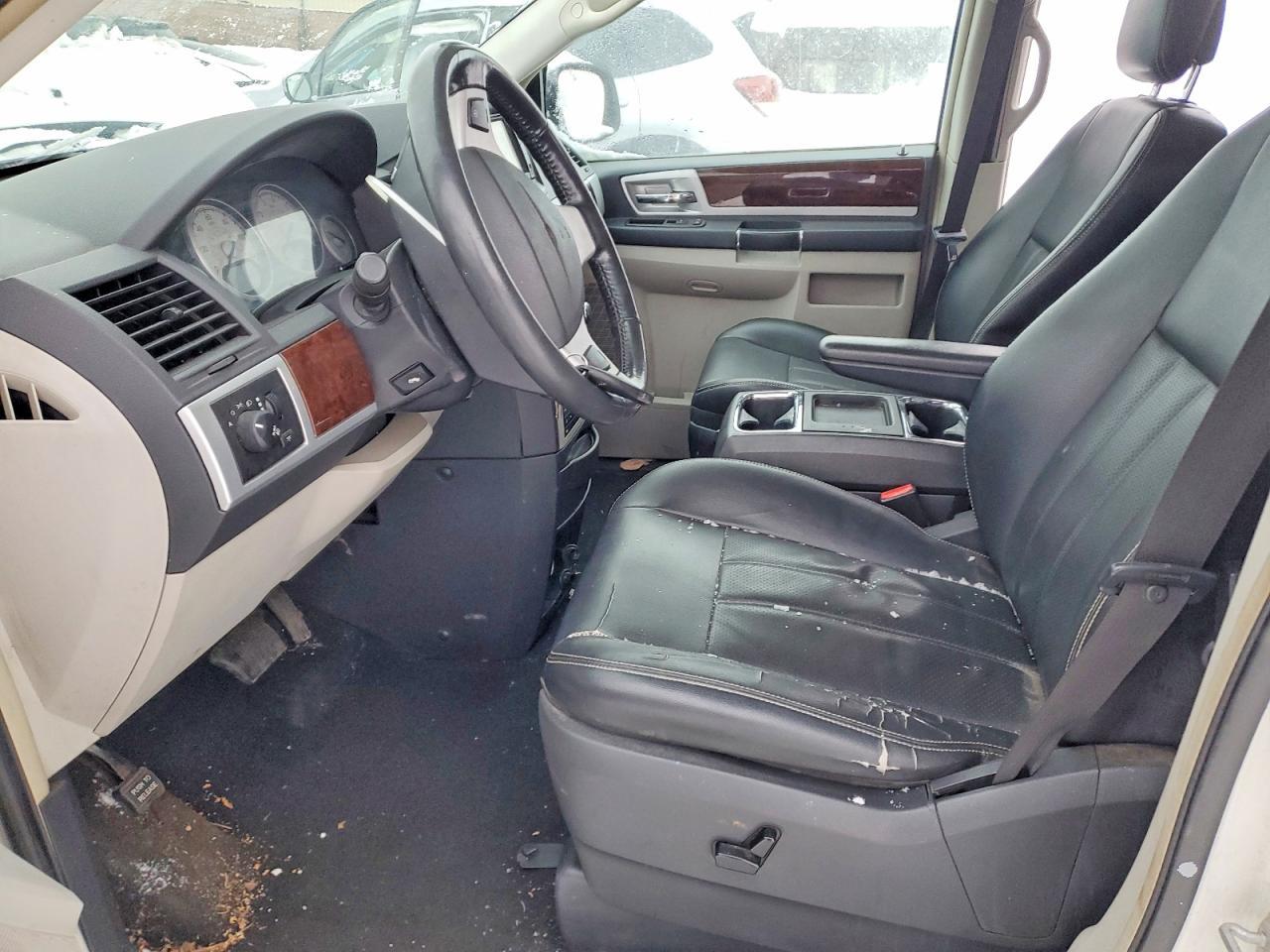 2010 Chrysler Town & Country Touring Plus - Фото 7