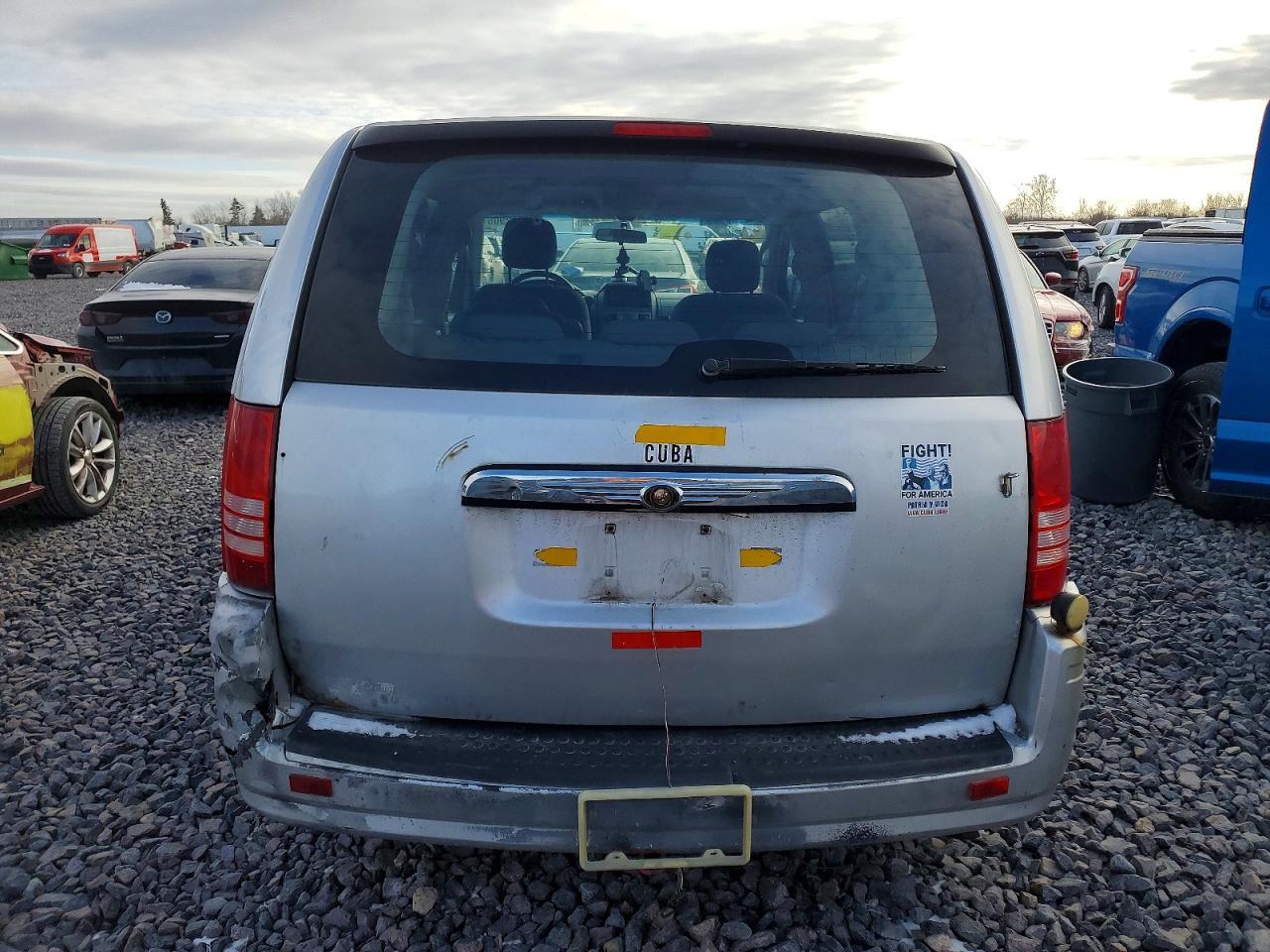 2010 Chrysler Town & Country Lx - Image 6
