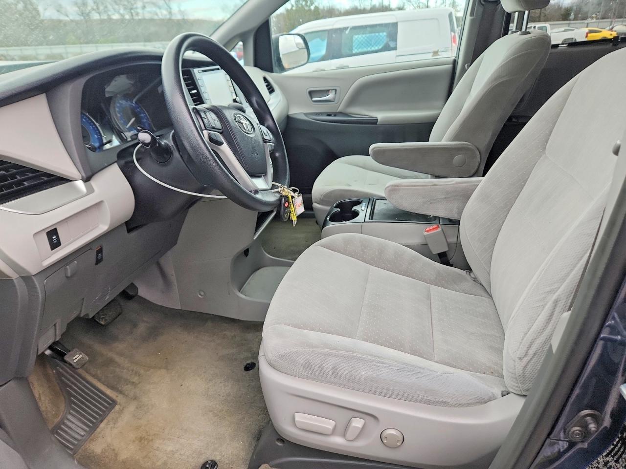 2018 Toyota Sienna Le - Image 7
