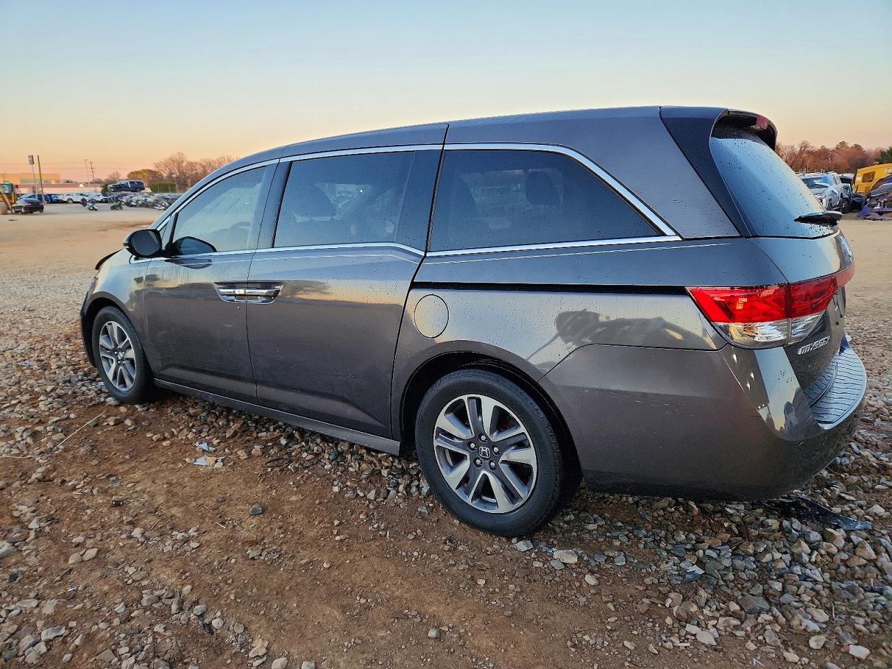 2016 Honda Odyssey Touring - Image 2