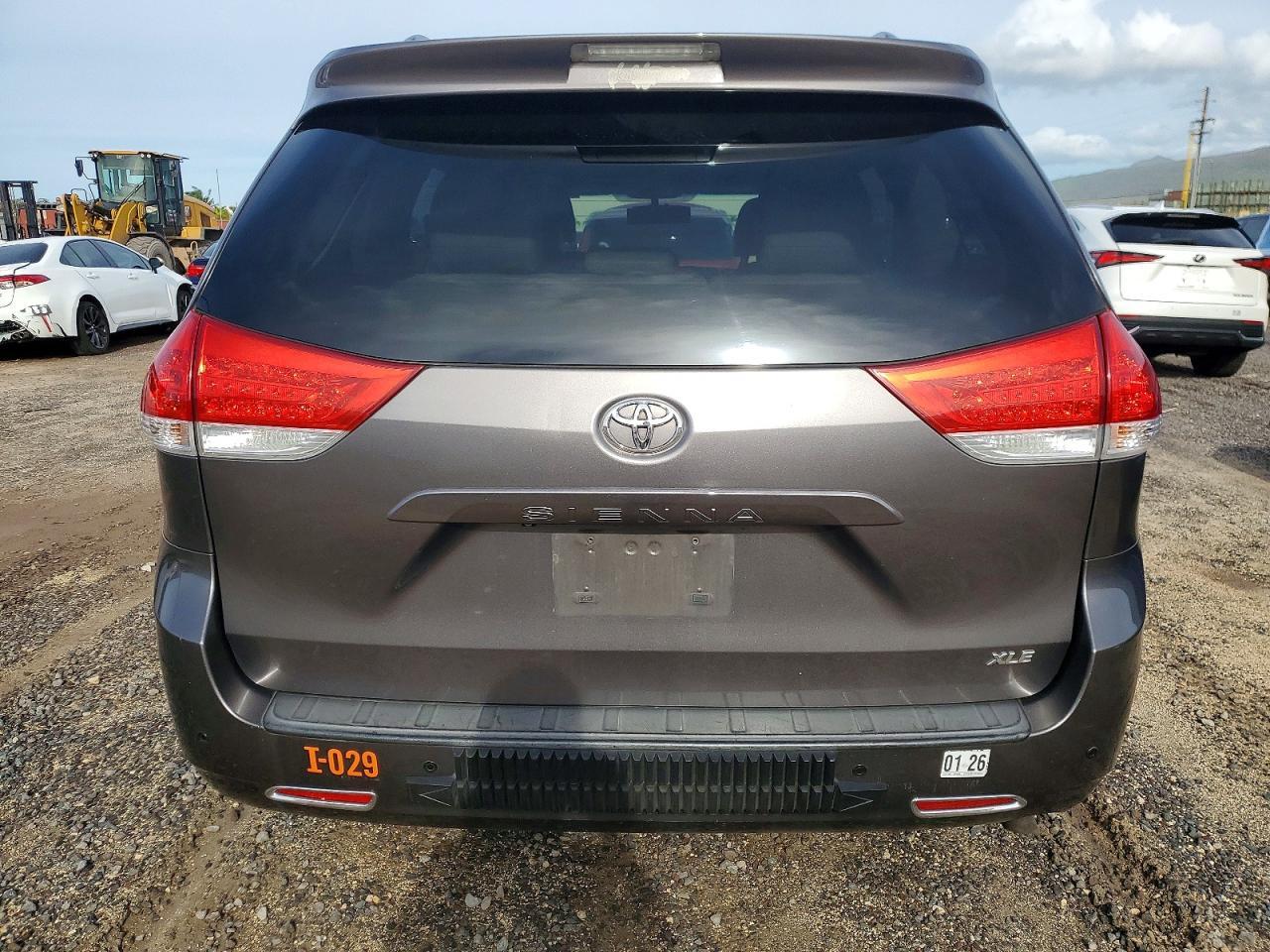 2013 Toyota Sienna - Фото 6