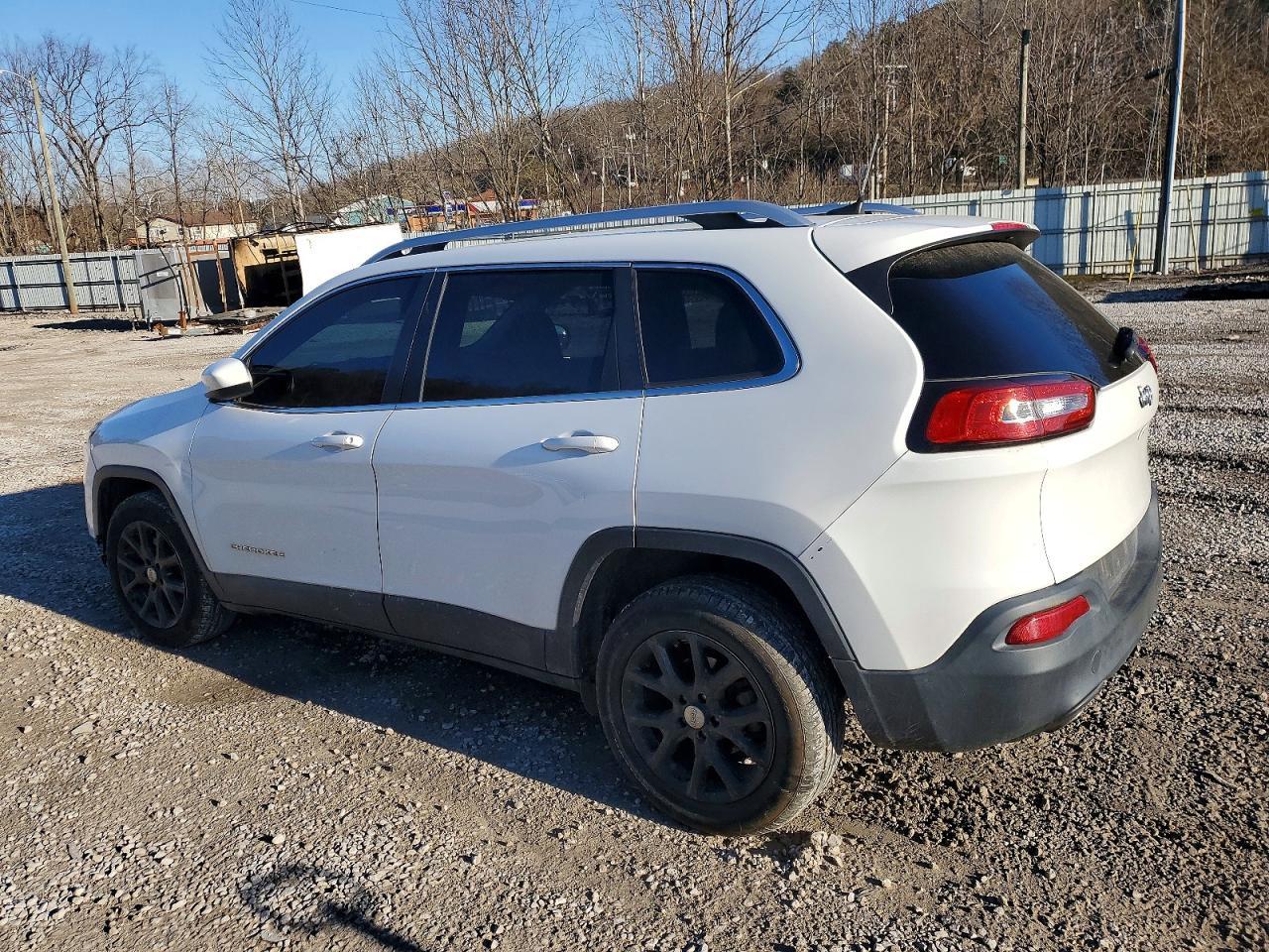 2016 Jeep Cherokee Latitude - Фото 2