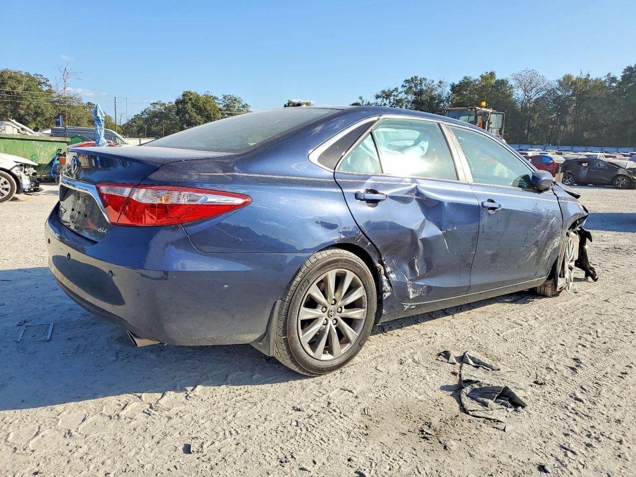 2015 Toyota Camry Le - Фото 3