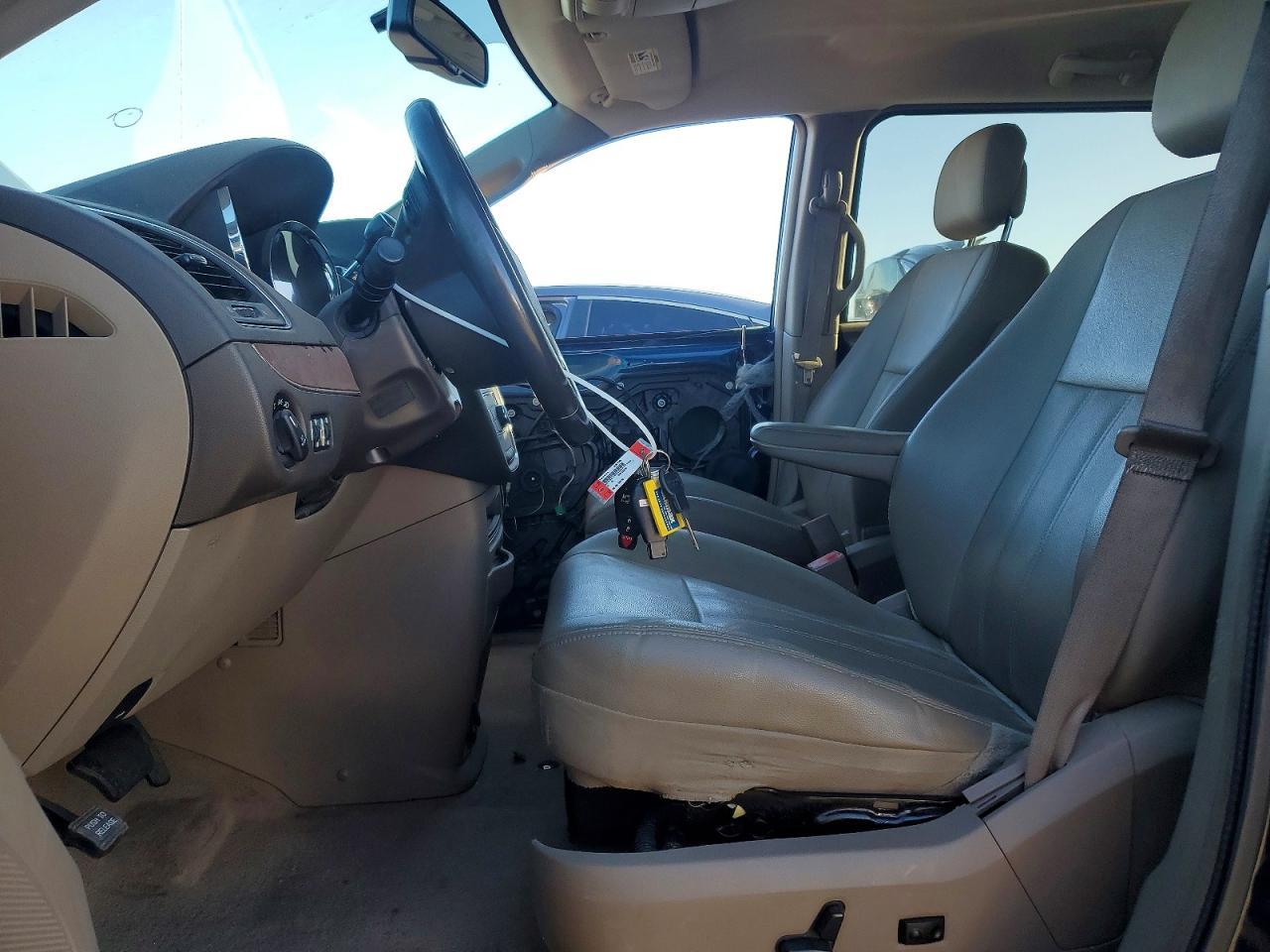 2016 Chrysler Town & Country Touring - Image 7