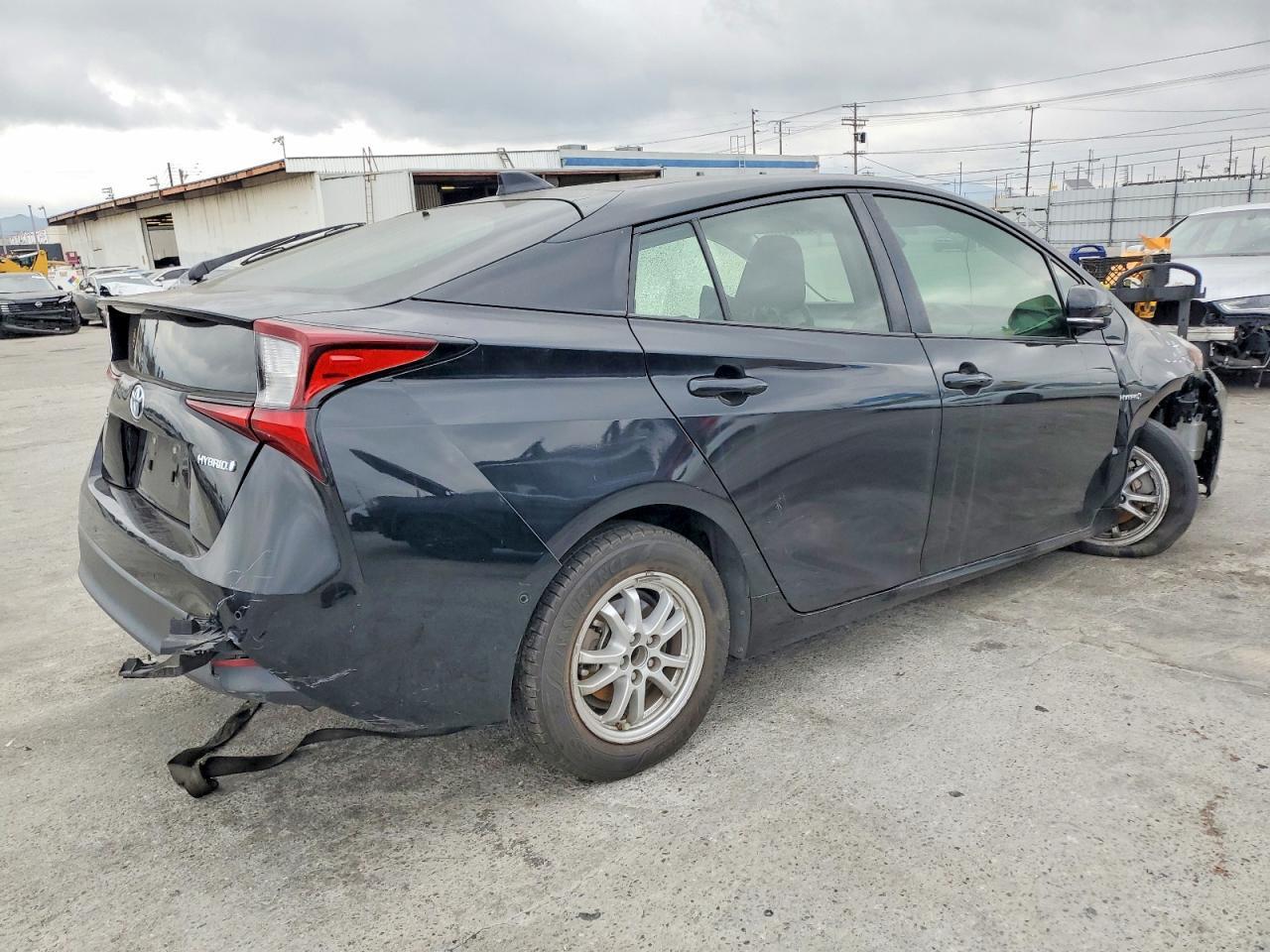 2020 Toyota Prius L - Image 3