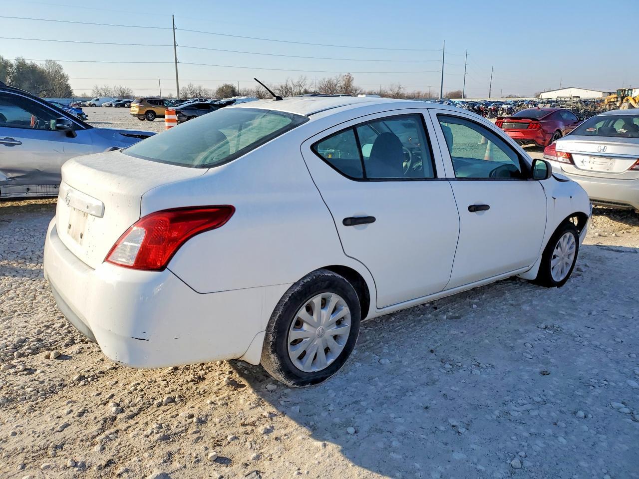 2015 Nissan Versa S - Фото 3