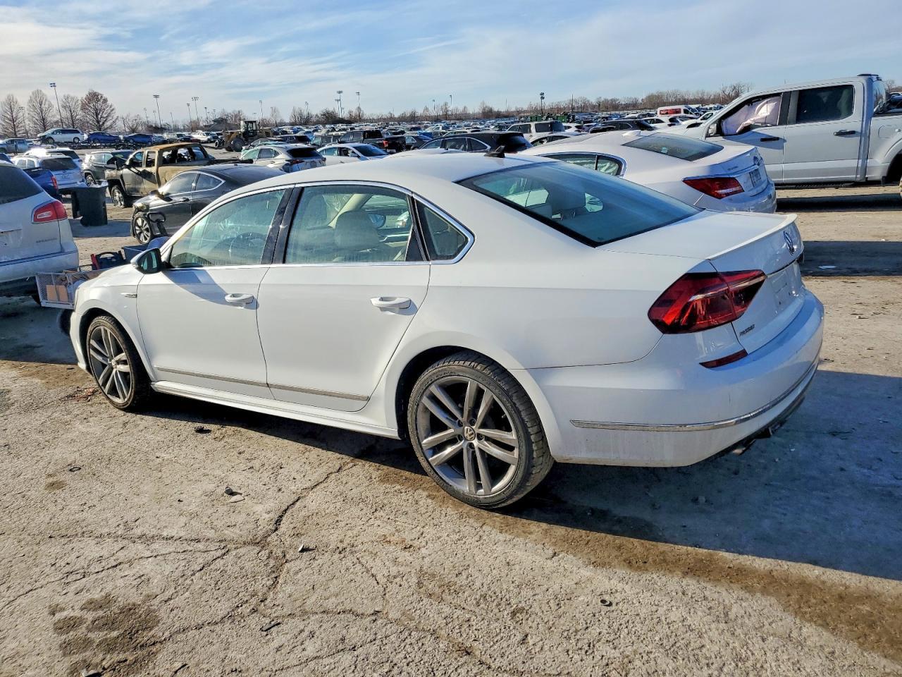 2017 Volkswagen Passat R-Line - Фото 2