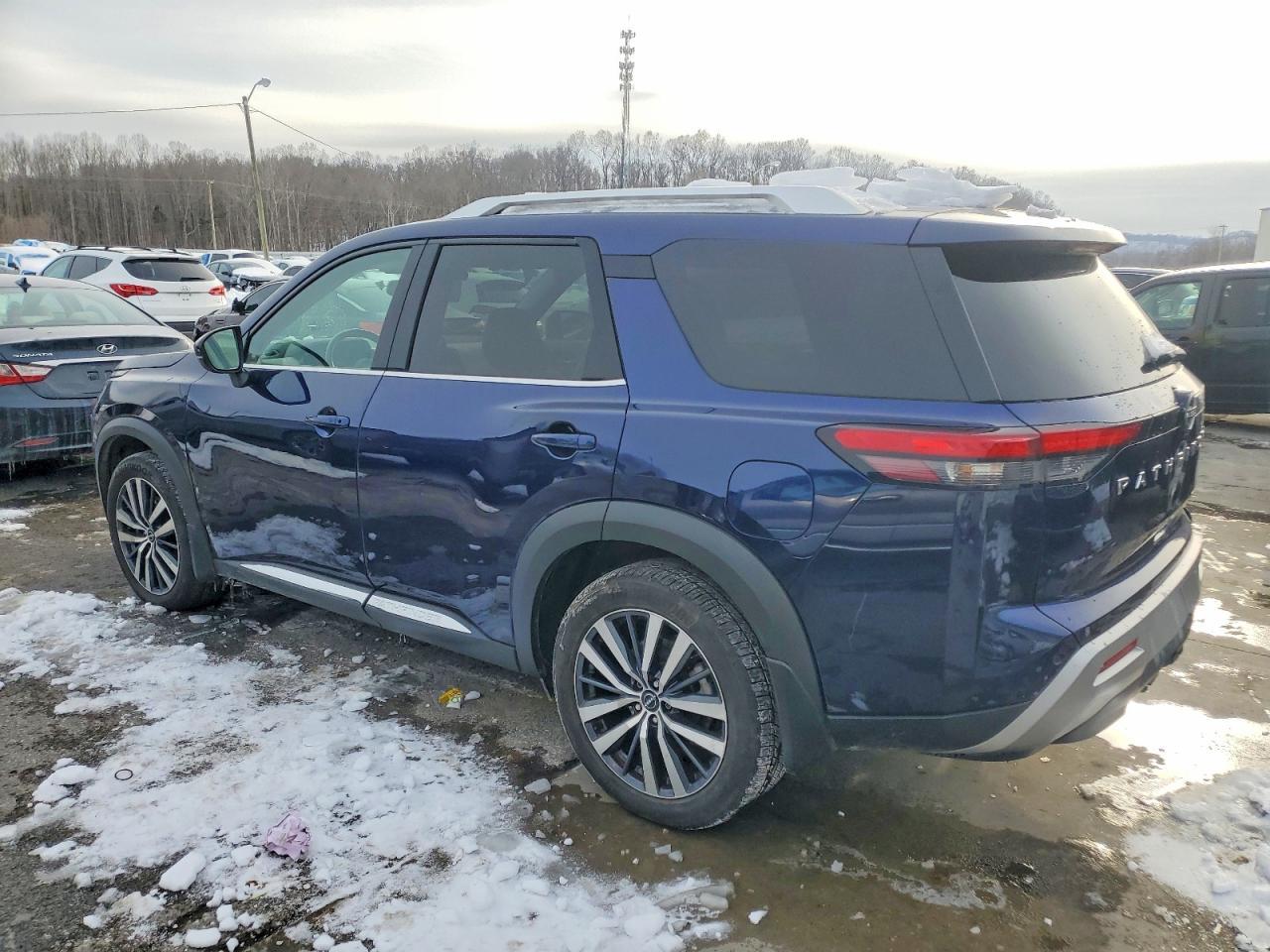 2022 Nissan Pathfinder Platinum - Image 2