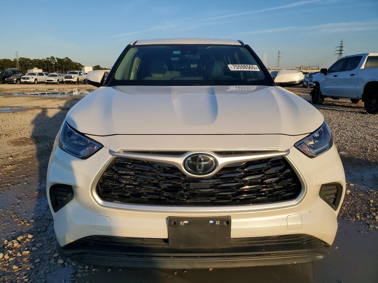 2020 Toyota Highlander L - Image 5