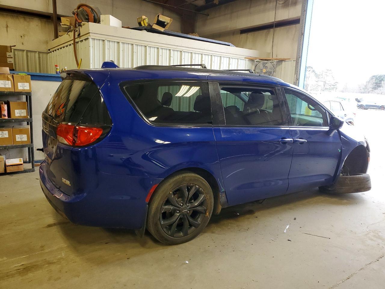 2020 Chrysler Pacifica Touring - Фото 3