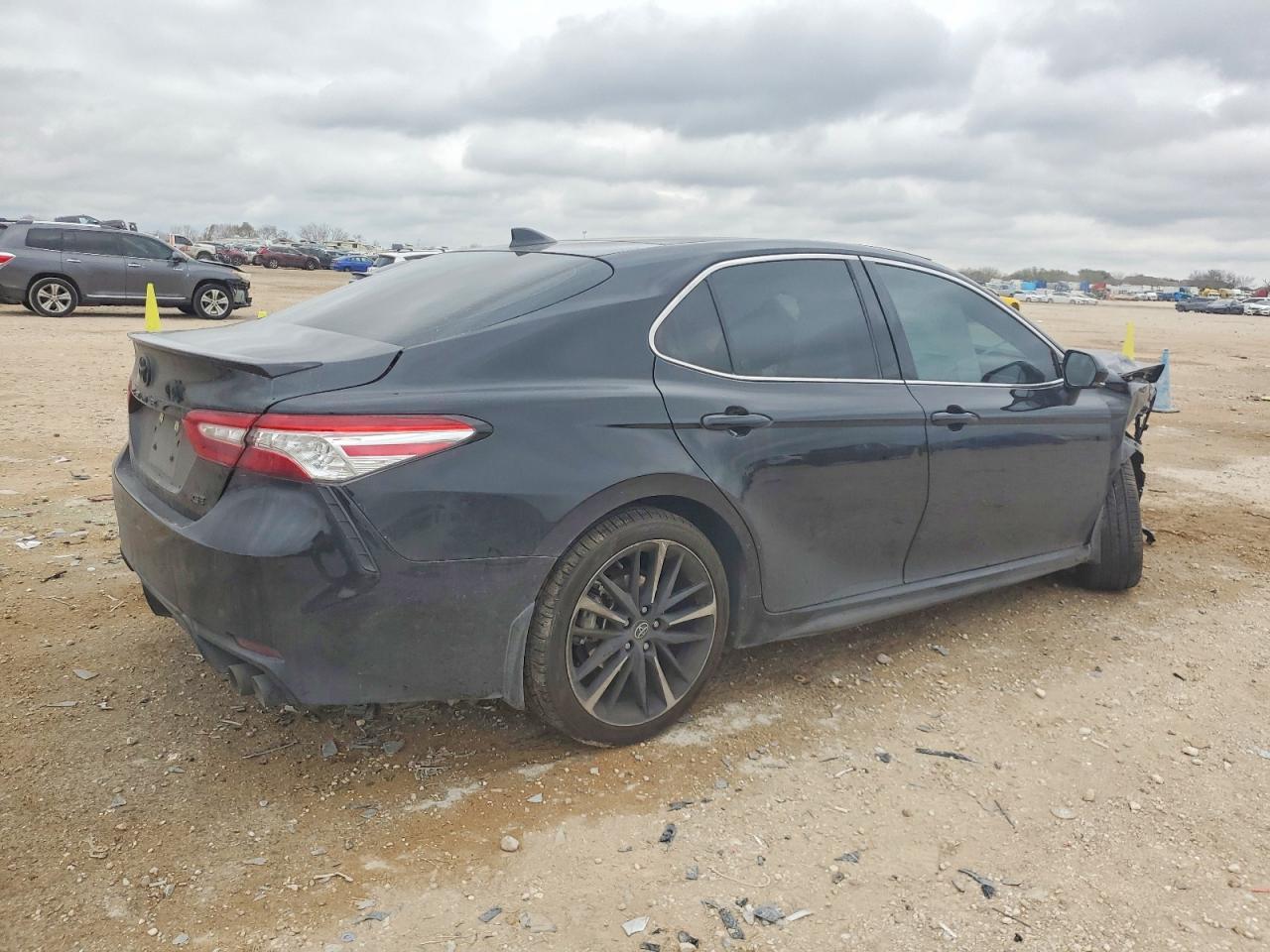 2020 Toyota Camry Xse - Фото 3