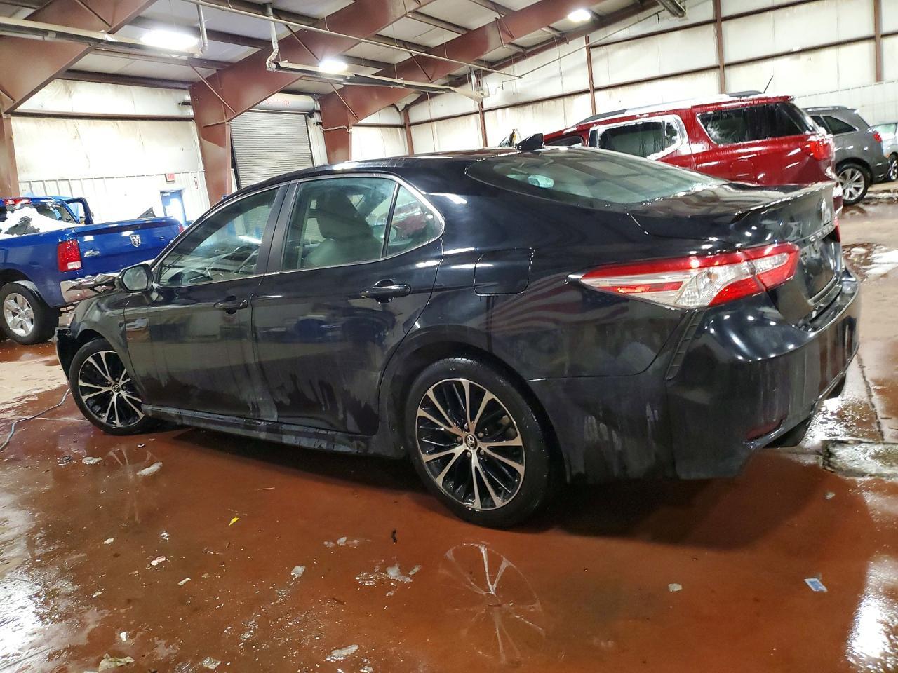 2020 Toyota Camry Se - Фото 2
