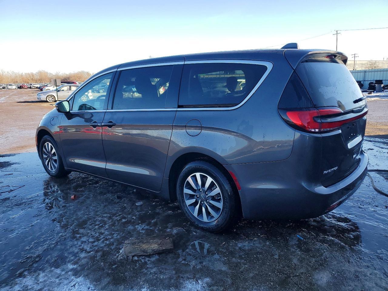 2022 Chrysler Pacifica Hybrid Touring L - Image 2