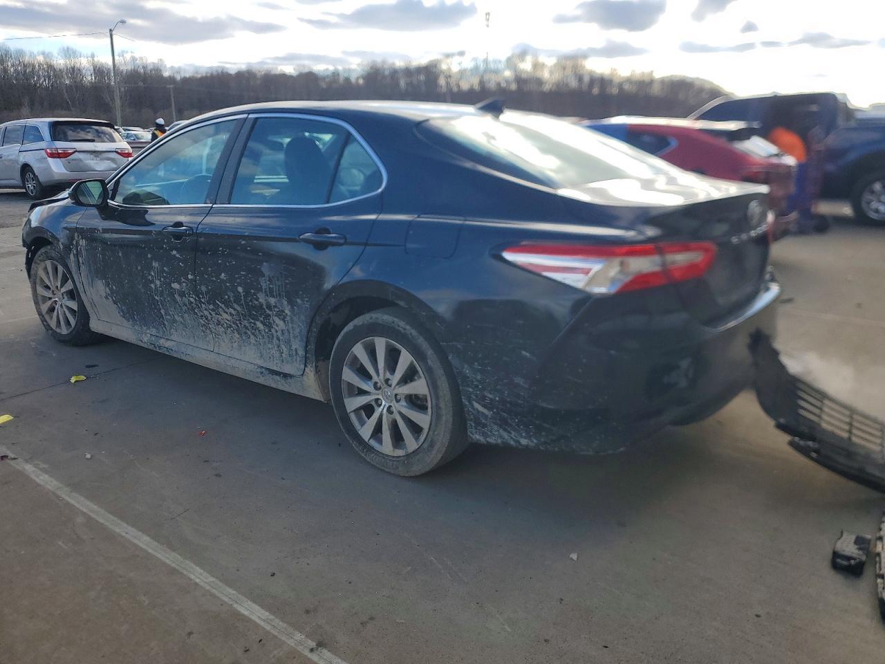 2020 Toyota Camry Le - Фото 2
