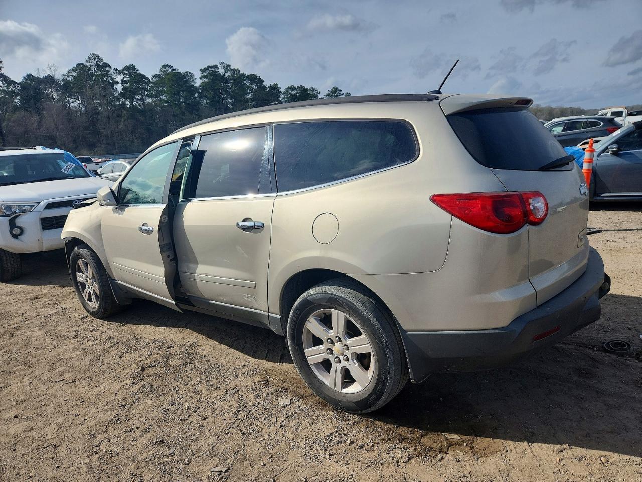 2011 Chevrolet Traverse Lt - Фото 2