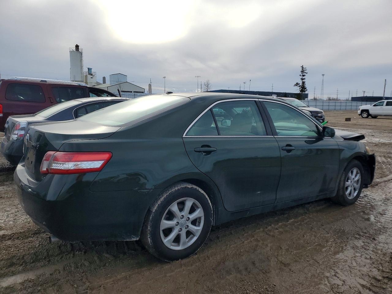 2011 Toyota Camry Le - Фото 3