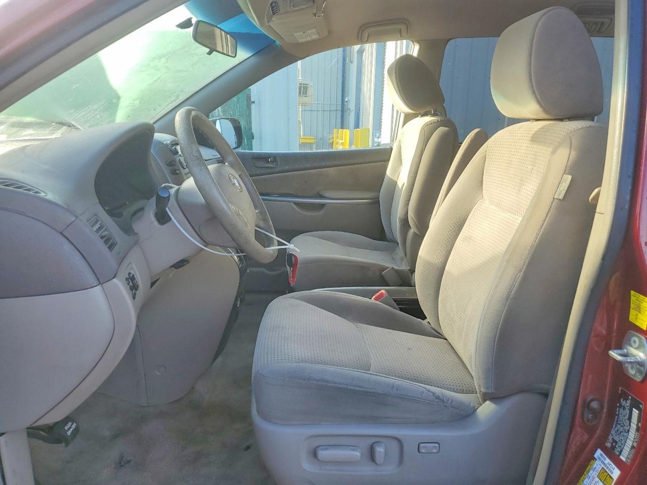 2010 Toyota Sienna Le 8-Passenger - Image 7