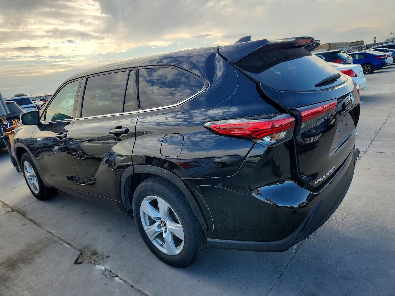 2021 Toyota Highlander Hybrid Le - Image 2