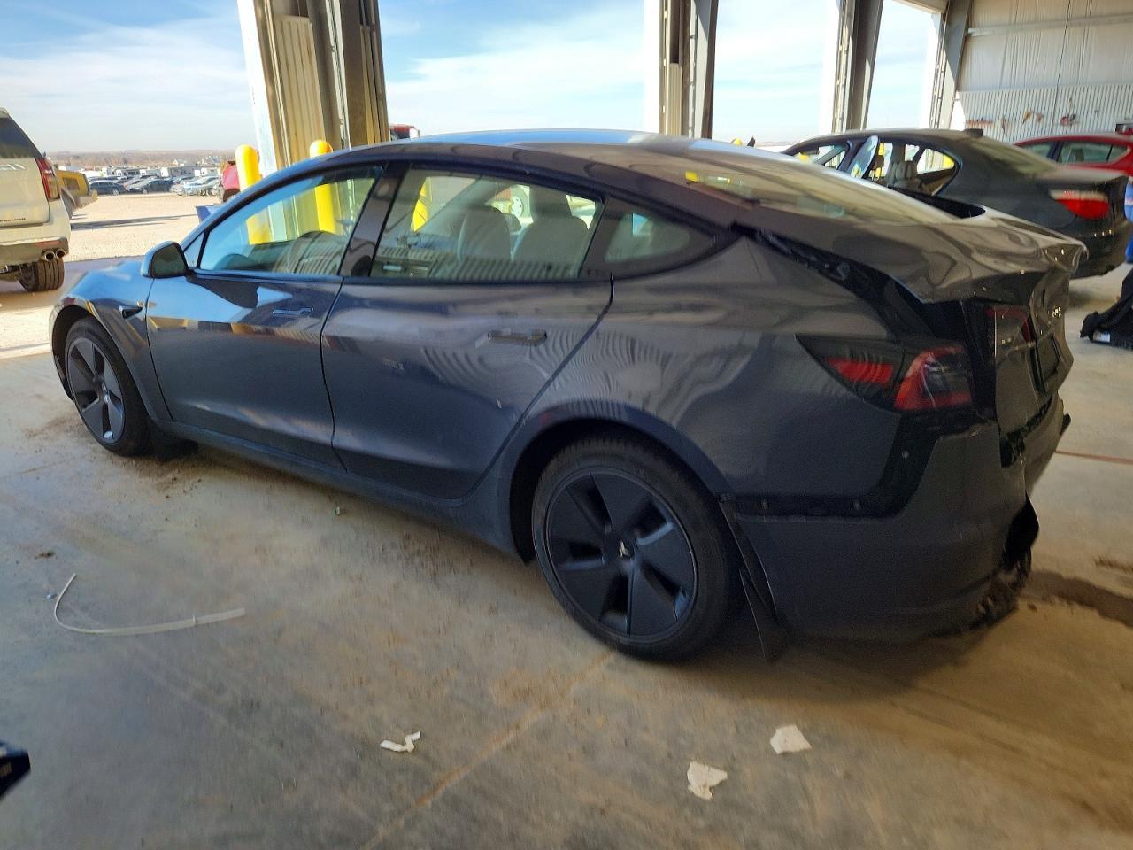 2023 Tesla Model 3 - Фото 2