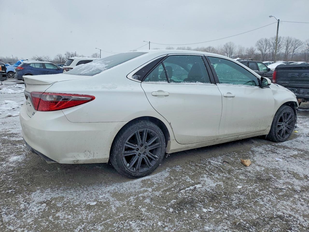 2016 Toyota Camry Le - Фото 3