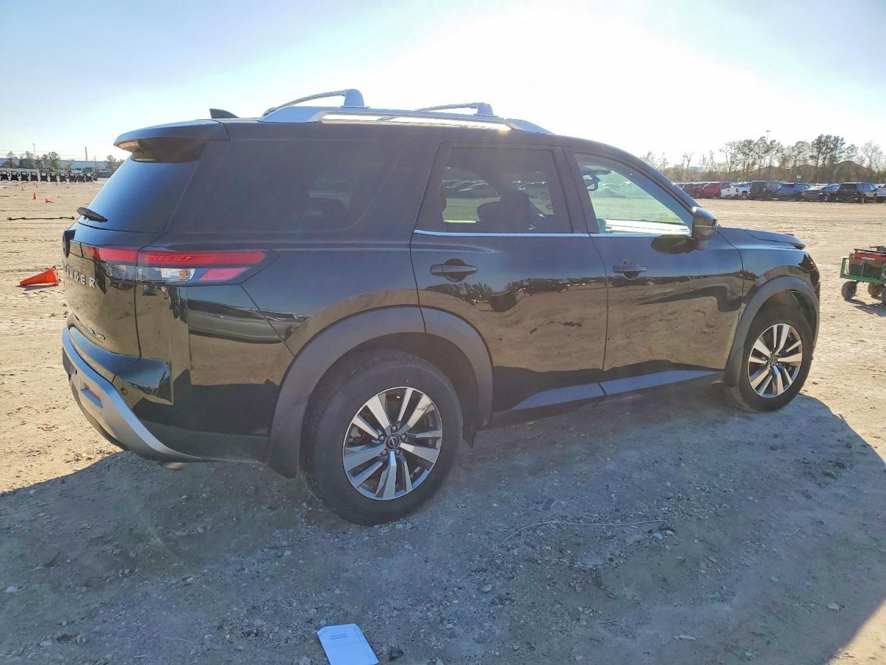 2022 Nissan Pathfinder Sl - Фото 3