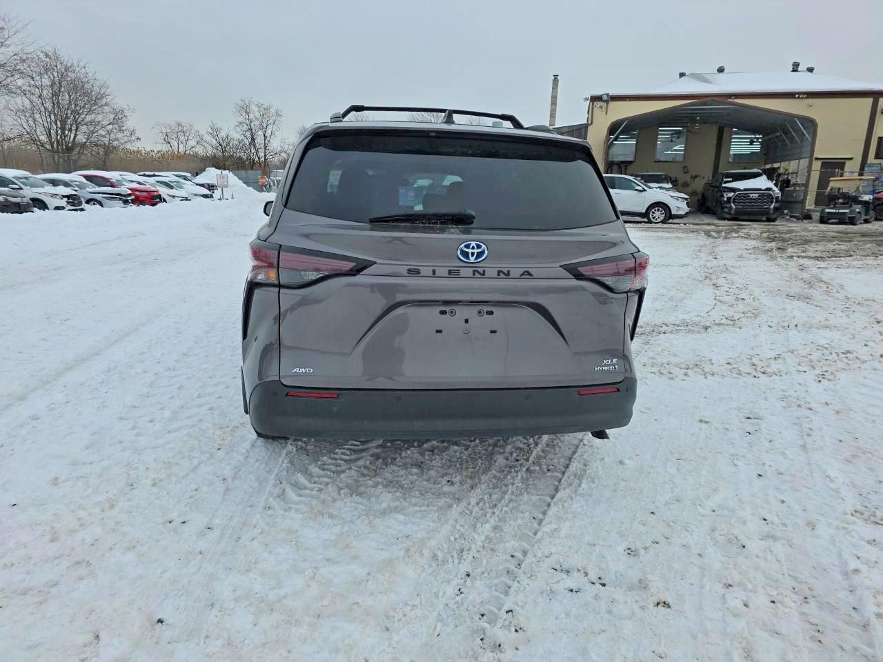 2024 Toyota Sienna Xle - Image 6